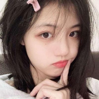 一匹马奔跑,一匹马跳跃